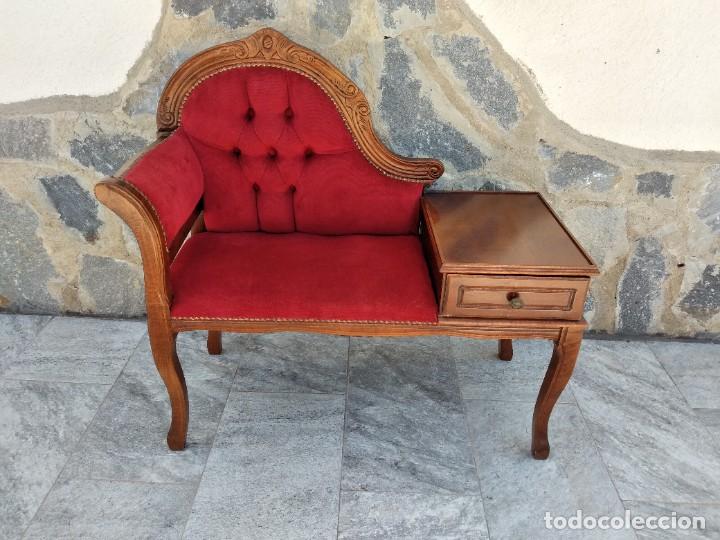 Antigüedades: Antiguo sofá con mesa para teléfono con 1 cajón, estilo isabelino ,madera noble. sirca 1930 - Foto 2 - 274182938