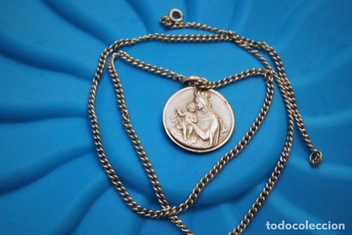 Antig&uuml;edades: ANTIGUO MEDALL&Oacute;NE CON CADENA EN PLATA . - Foto 1