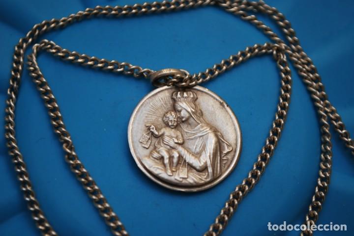 Antig&uuml;edades: ANTIGUO MEDALL&Oacute;NE CON CADENA EN PLATA . - Foto 2