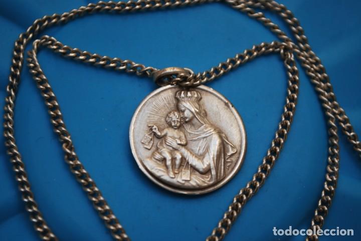Antig&uuml;edades: ANTIGUO MEDALL&Oacute;NE CON CADENA EN PLATA . - Foto 3