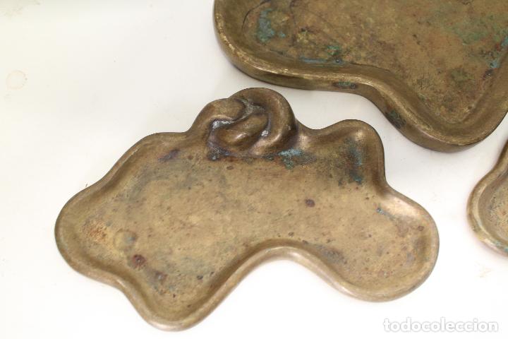 Antig&uuml;edades: set con 3 bandejas de bronce - Foto 2
