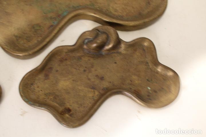 Antig&uuml;edades: set con 3 bandejas de bronce - Foto 3