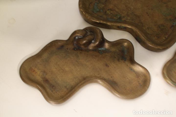Antig&uuml;edades: set con 3 bandejas de bronce - Foto 4