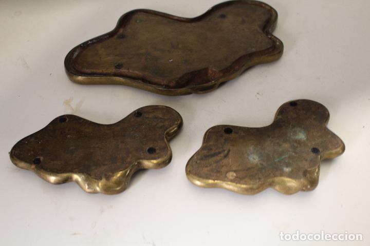 Antig&uuml;edades: set con 3 bandejas de bronce - Foto 5