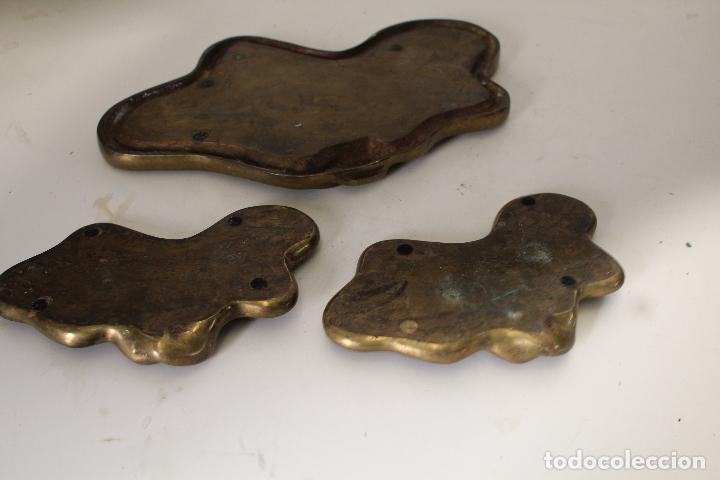 Antig&uuml;edades: set con 3 bandejas de bronce - Foto 6