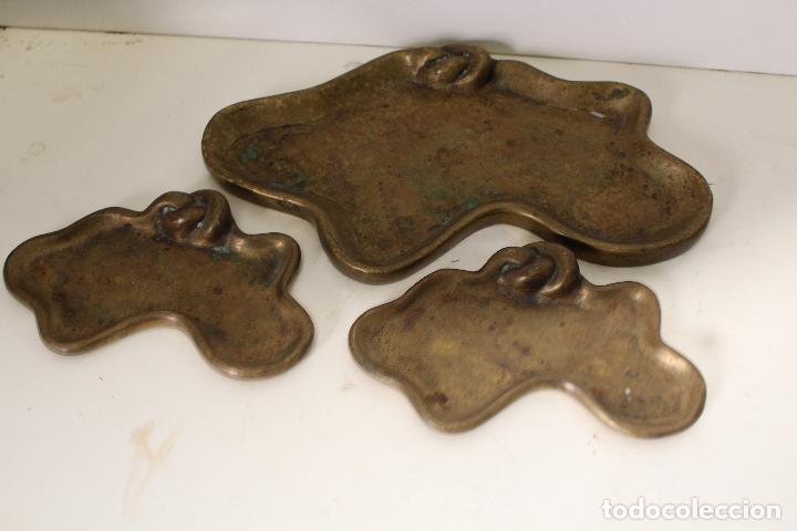 Antig&uuml;edades: set con 3 bandejas de bronce - Foto 7