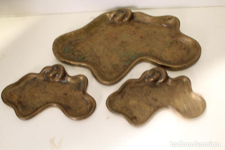 Antig&uuml;edades: set con 3 bandejas de bronce - Foto 8