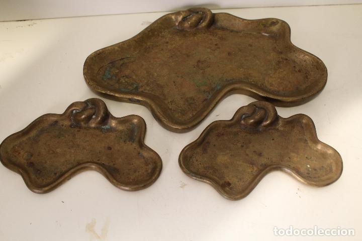 Antig&uuml;edades: set con 3 bandejas de bronce - Foto 1
