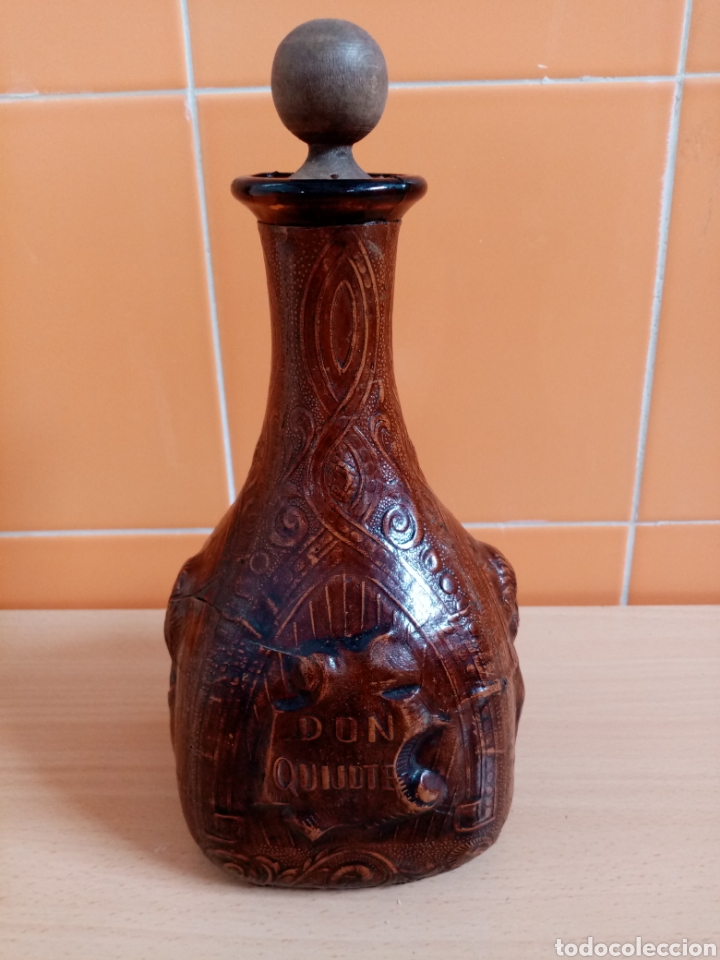 Antig&uuml;edades: Botella de Don Quijote de cristal con cuero repujado
