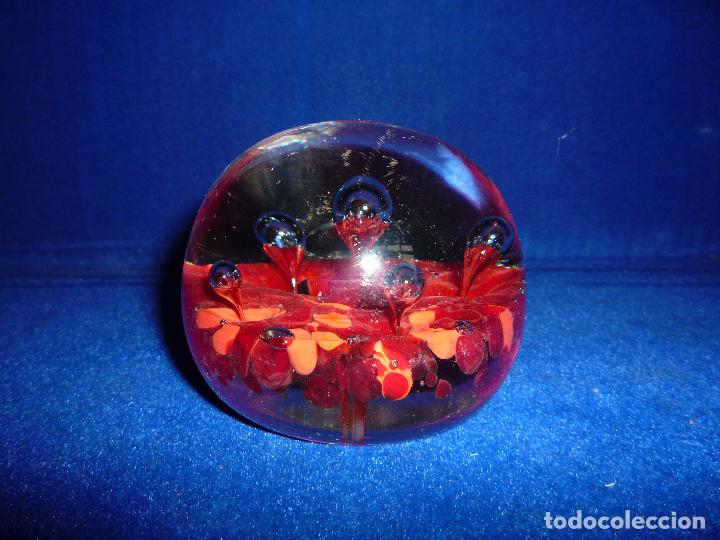 Antig&uuml;edades: PISAPAPEL CRISTAL ROJO - Foto 1