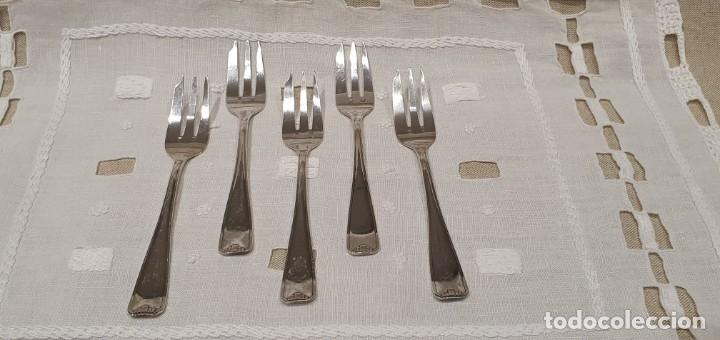 Antig&uuml;edades: 5 tenedores postre ba&ntilde;o de plata. - Foto 1