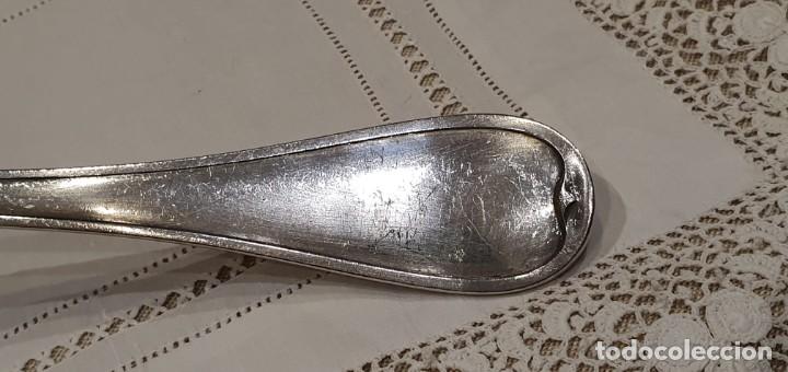 Antig&uuml;edades: Cuchar&oacute;n ba&ntilde;o de plata con sello. - Foto 2