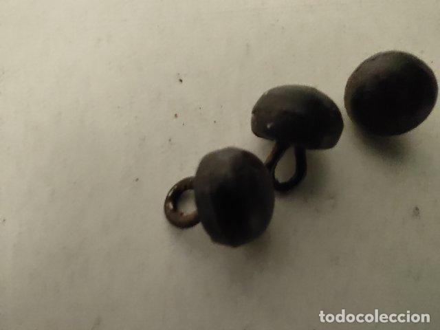 Antig&uuml;edades: ANTIGUA CAJA DE BOTONES PARA BOTAS - Foto 2