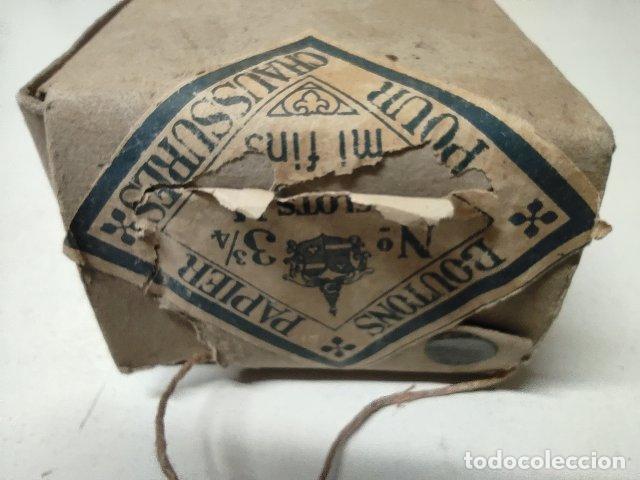 Antig&uuml;edades: ANTIGUA CAJA DE BOTONES PARA BOTAS - Foto 3