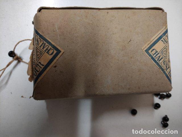 Antig&uuml;edades: ANTIGUA CAJA DE BOTONES PARA BOTAS - Foto 5