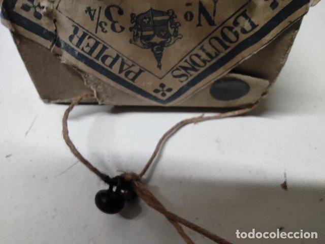 Antig&uuml;edades: ANTIGUA CAJA DE BOTONES PARA BOTAS - Foto 1