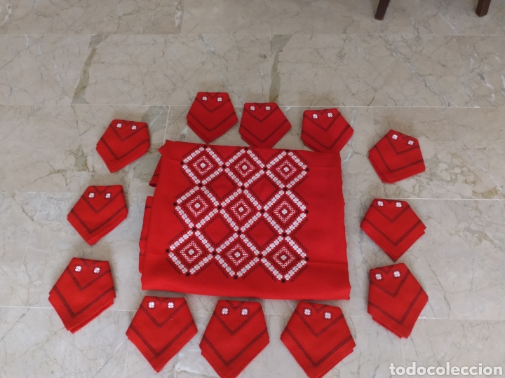 Antig&uuml;edades: Manteler&iacute;a roja bordada de doce servicios - Foto 4