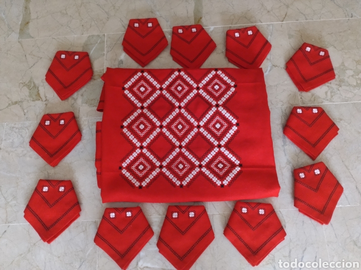 Antig&uuml;edades: Manteler&iacute;a roja bordada de doce servicios - Foto 5