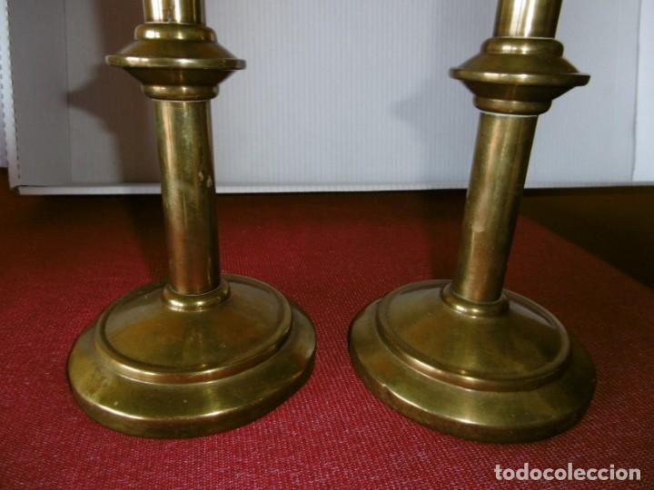 Antig&uuml;edades: ANTIGUA PAREJA DE CANDELABROS DE BRONCE. - Foto 2