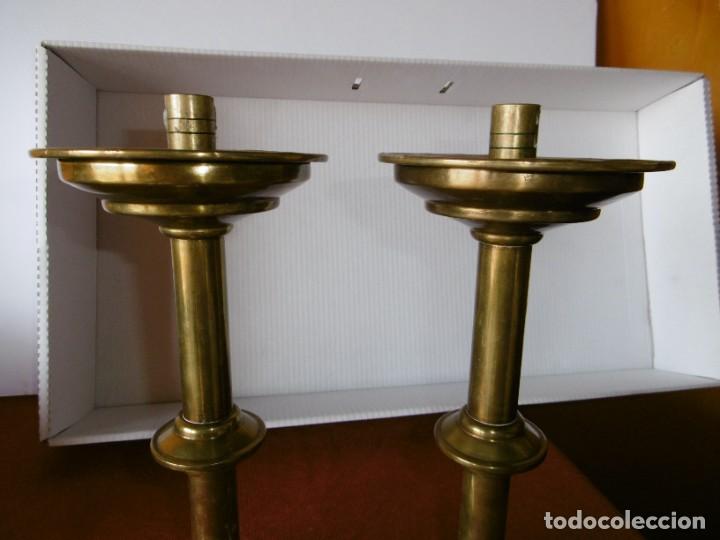 Antig&uuml;edades: ANTIGUA PAREJA DE CANDELABROS DE BRONCE. - Foto 3