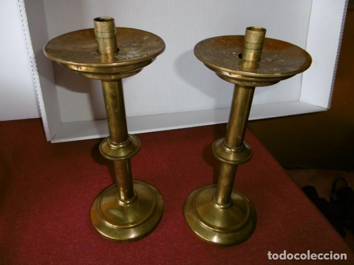 Antig&uuml;edades: ANTIGUA PAREJA DE CANDELABROS DE BRONCE. - Foto 4