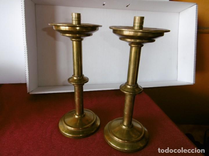 Antig&uuml;edades: ANTIGUA PAREJA DE CANDELABROS DE BRONCE. - Foto 8