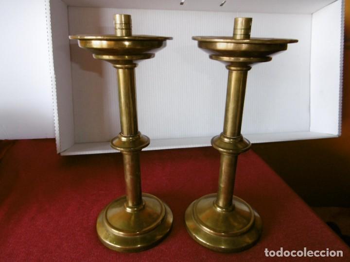 Antig&uuml;edades: ANTIGUA PAREJA DE CANDELABROS DE BRONCE. - Foto 1