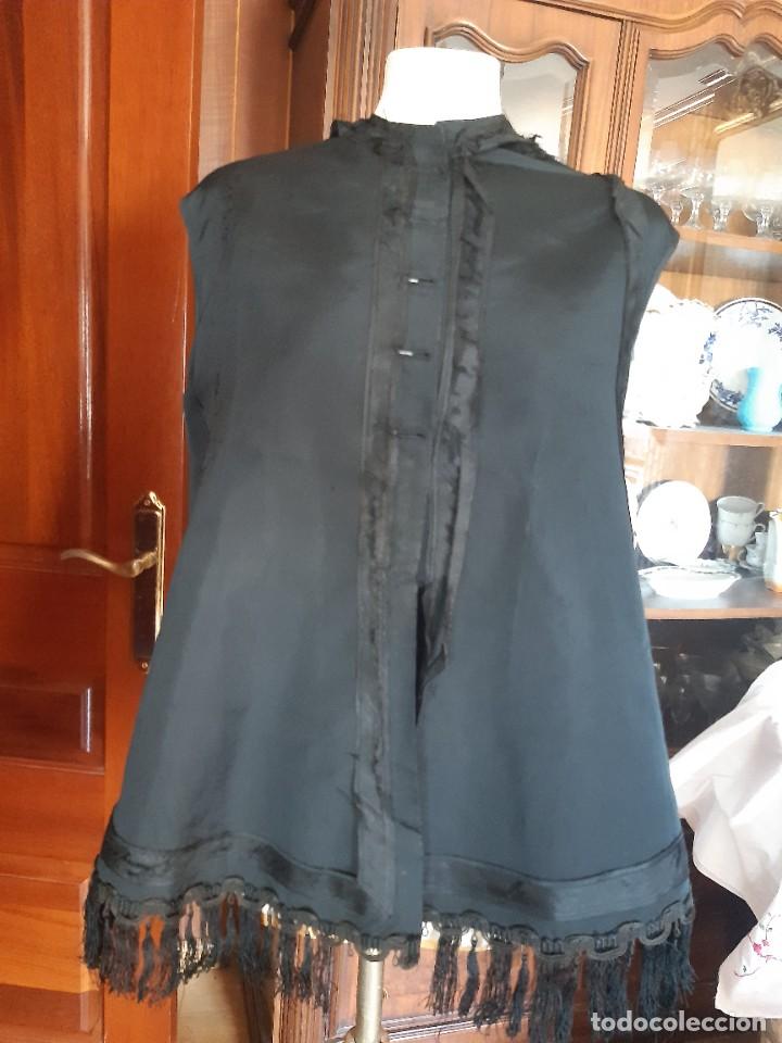 Antiquit&auml;ten: MUY ANTIGUA CHAMBRA DE SEDA NEGRA DEL SIGLO XIX, SIN MANGAS NI BOTONES.