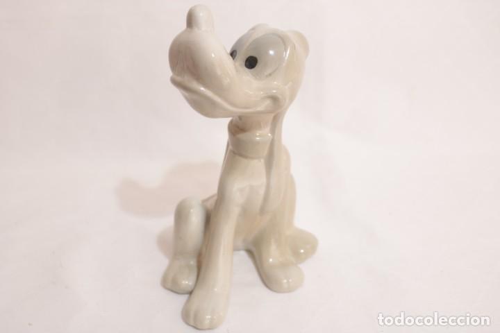 Antiques: Antigua y rara figura de porcelana de Pluto de Walt Disney firmado y sellado en su base