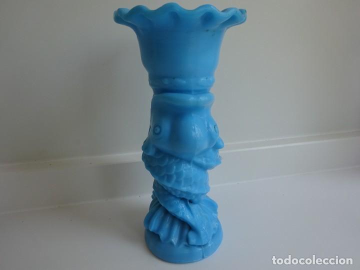 Antig&uuml;edades: ANTIGUO JARR&Oacute;N FLORERO DE OPALINA AZUL CON PEZ TRIT&Oacute;N - Foto 1