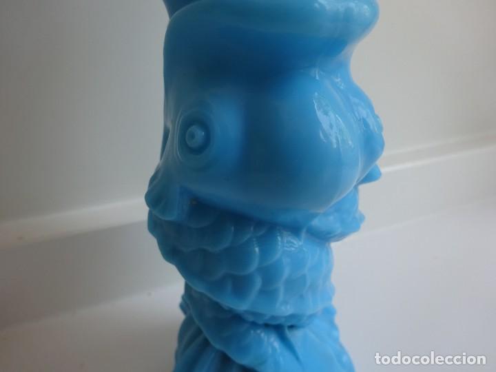 Antig&uuml;edades: ANTIGUO JARR&Oacute;N FLORERO DE OPALINA AZUL CON PEZ TRIT&Oacute;N - Foto 2