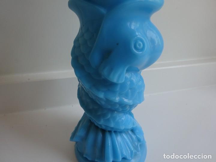 Antig&uuml;edades: ANTIGUO JARR&Oacute;N FLORERO DE OPALINA AZUL CON PEZ TRIT&Oacute;N - Foto 4