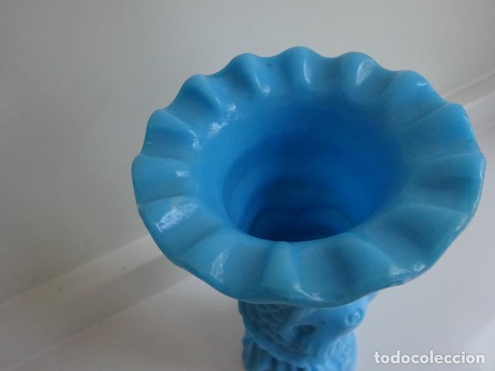 Antig&uuml;edades: ANTIGUO JARR&Oacute;N FLORERO DE OPALINA AZUL CON PEZ TRIT&Oacute;N - Foto 5