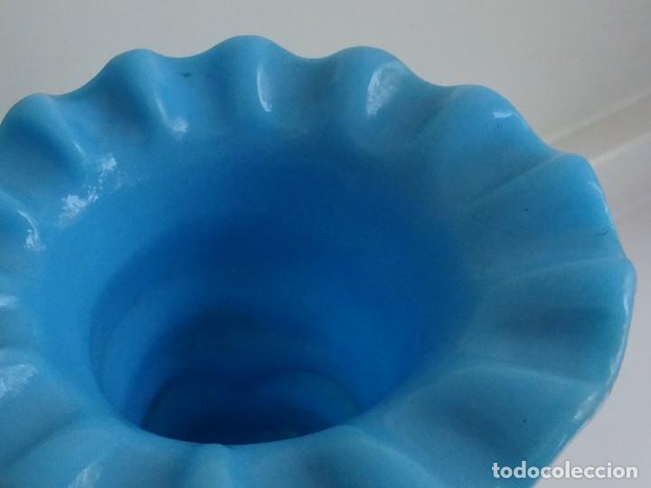 Antig&uuml;edades: ANTIGUO JARR&Oacute;N FLORERO DE OPALINA AZUL CON PEZ TRIT&Oacute;N - Foto 6