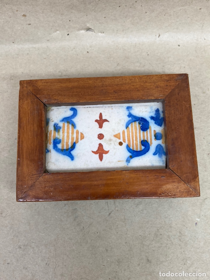 Antig&uuml;edades: Azulejo enmarcado en madera antigua - Foto 1