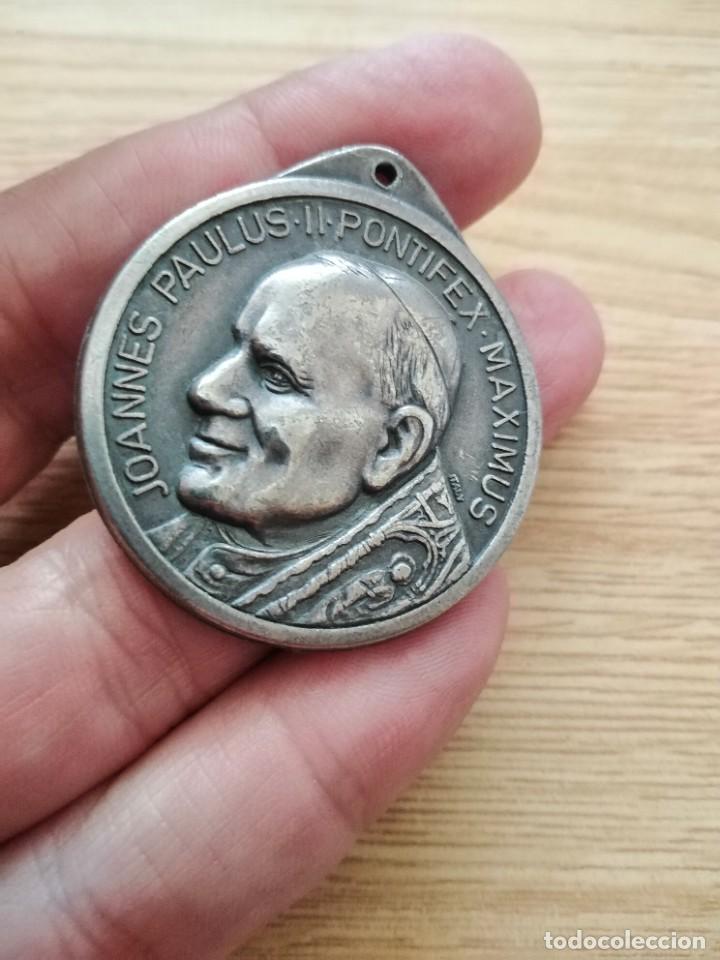 Antig&uuml;edades: Medalla Juan Pablo Segundo. - Foto 3