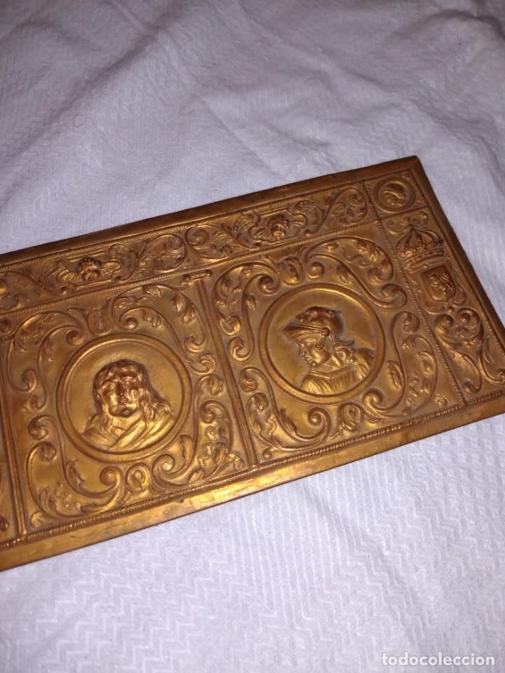 Antiguidades: Placa en relieve en metal o cobre