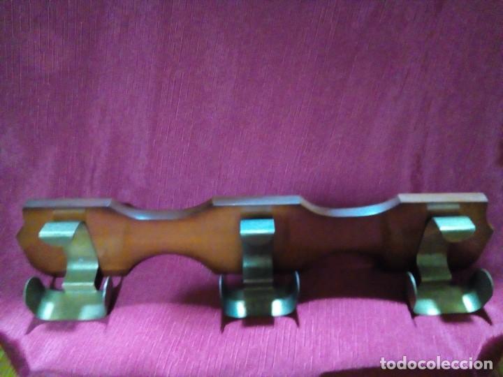 Antig&uuml;edades: perchero de madera y hierro - Foto 2