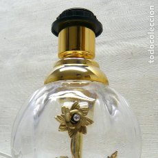 Antigüedades: BELLA LAMPARA DE MESA EN CRISTAL CON APLICACIÓN FLOR DE LATON Y BRILLANTE. Lote 275783503