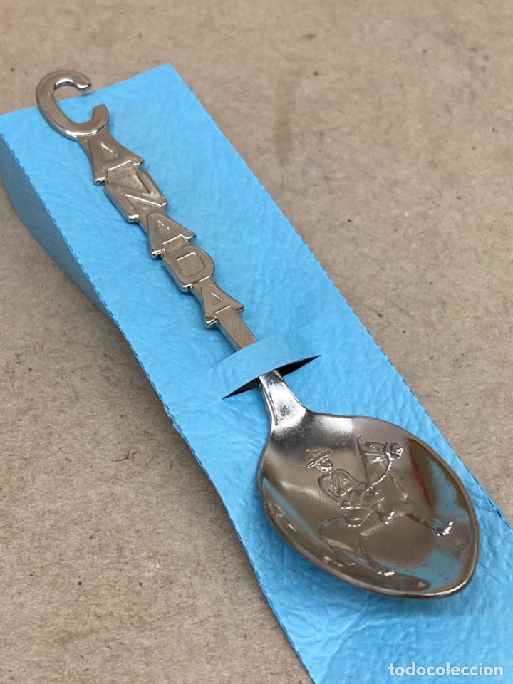 Antig&uuml;edades: Cuchara met&aacute;lica en estuche Canada - Foto 2