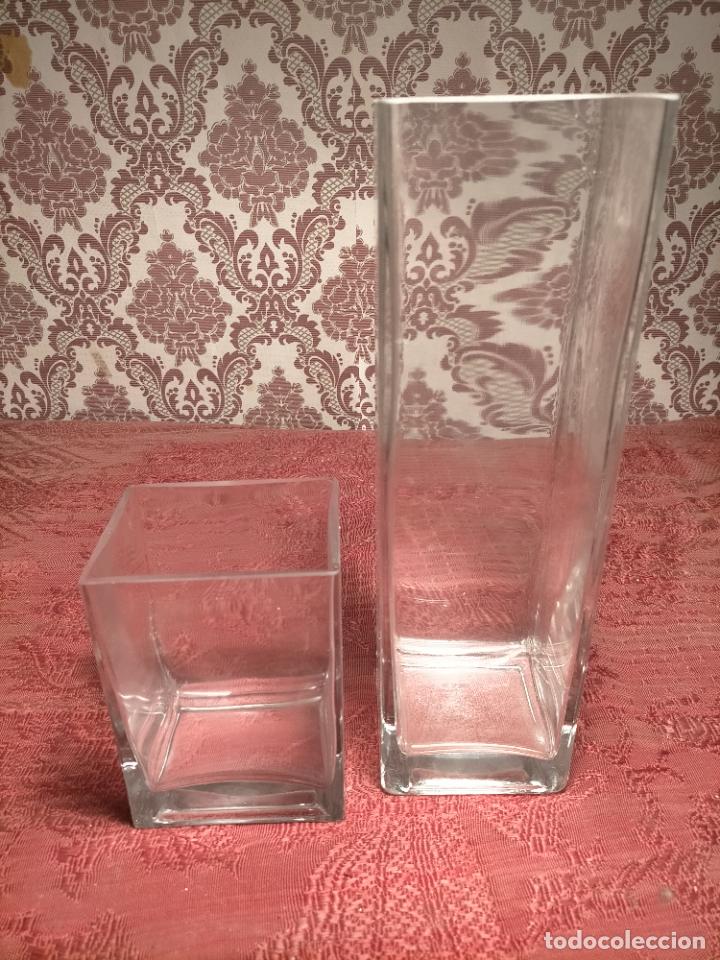 Antig&uuml;edades: Pareja de jarrones / floreros de cristal cuadrado y rectangular a&ntilde;os 80 - Foto 2