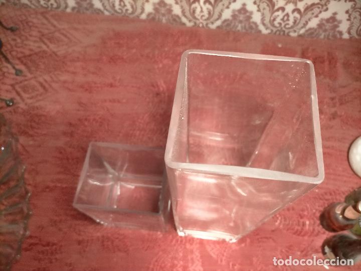 Antig&uuml;edades: Pareja de jarrones / floreros de cristal cuadrado y rectangular a&ntilde;os 80 - Foto 5