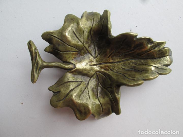Antig&uuml;edades: TARJETERO EN BRONCE MACIZO CON FORMA DE HOJA - Foto 1