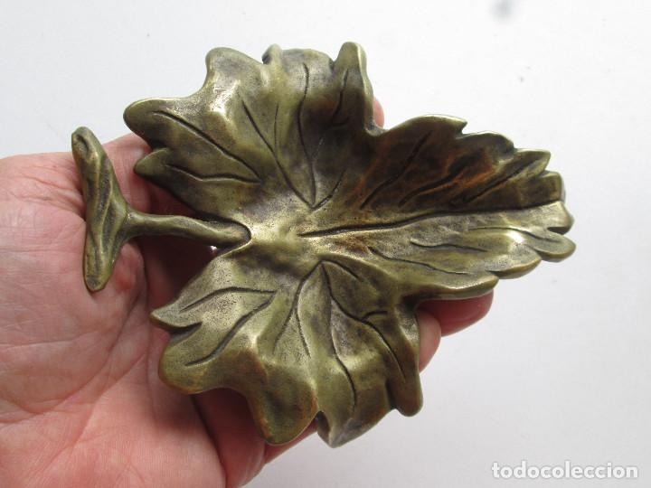 Antig&uuml;edades: TARJETERO EN BRONCE MACIZO CON FORMA DE HOJA - Foto 7