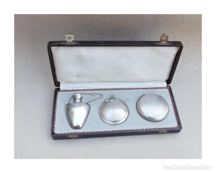 Antig&uuml;edades: ESTUCHE CON DOS POLVERAS Y PERFUMERO DE ALPACA - Foto 1