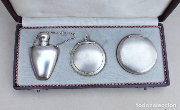 Antig&uuml;edades: ESTUCHE CON DOS POLVERAS Y PERFUMERO DE ALPACA - Foto 2