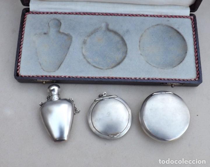 Antig&uuml;edades: ESTUCHE CON DOS POLVERAS Y PERFUMERO DE ALPACA - Foto 3