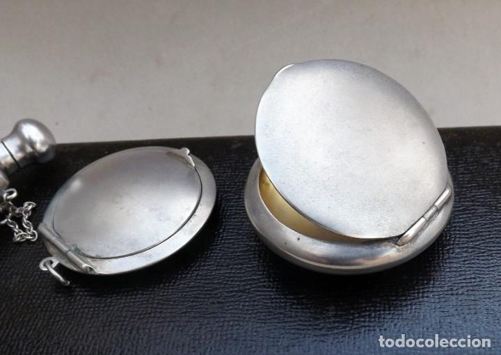 Antig&uuml;edades: ESTUCHE CON DOS POLVERAS Y PERFUMERO DE ALPACA - Foto 10