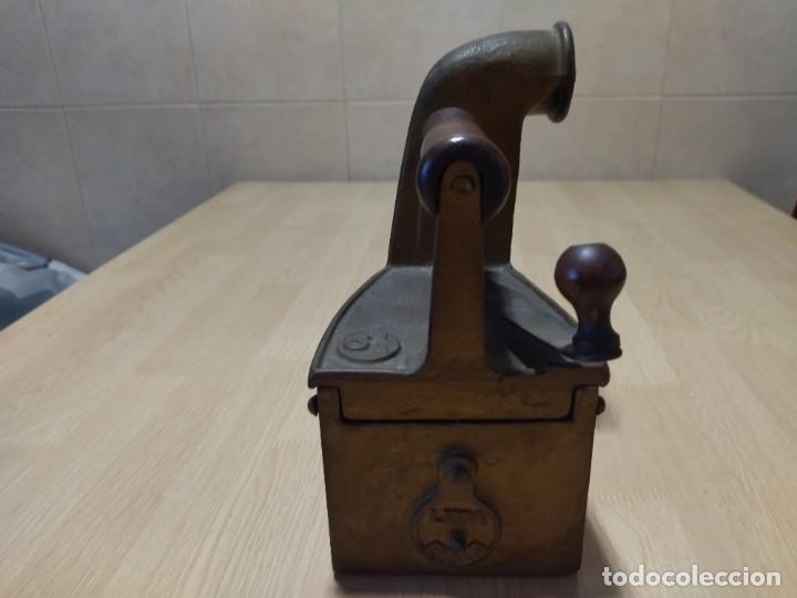 Antig&uuml;edades: Plancha hierro licsa antigua. - Foto 2