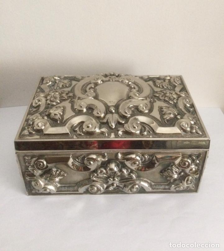 Antig&uuml;edades: ANTIGUA CAJA JOYERO REPUJADA - Foto 2